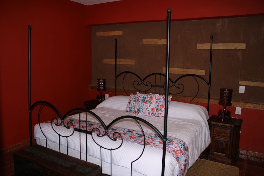 Classic Room, 1 King Bed photo 3