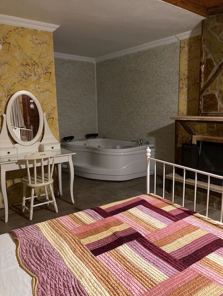 Luxury Suite with Jacuzzi and Fireplace - Photo 1