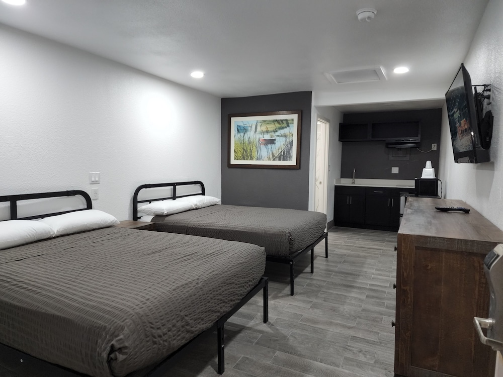 Room, 2 Queen Beds, Non Smoking (Efficiency) - Photo 9
