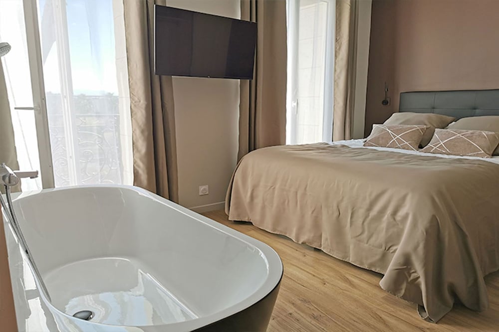 Apartment with bathtub