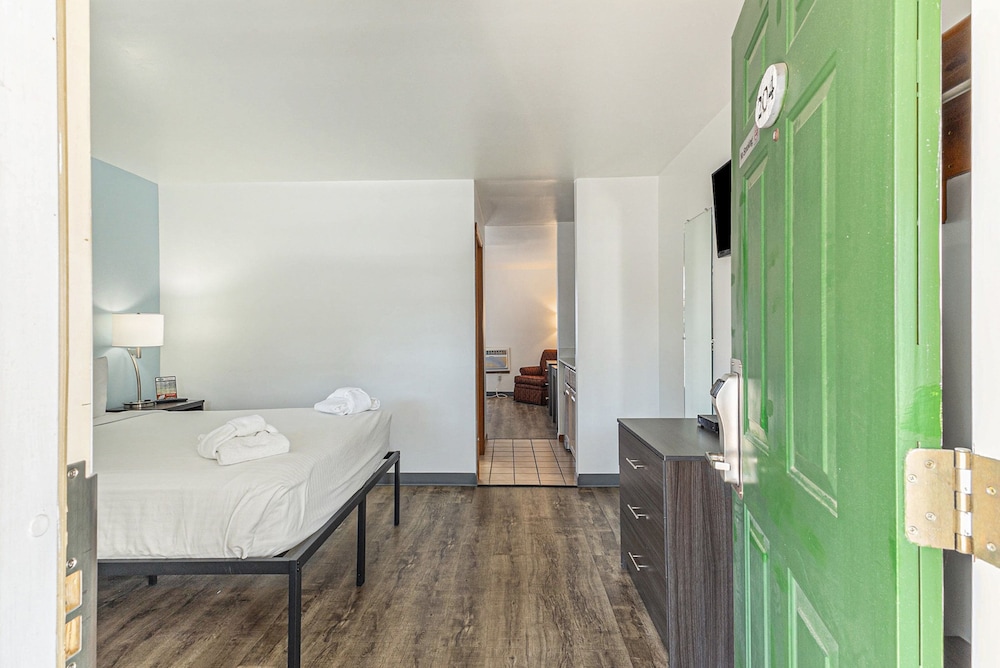 Traditional Suite, 2 Bedrooms, Balcony, Pool View photo 3