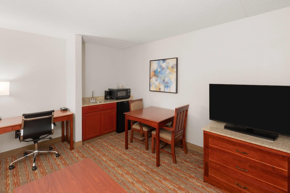 Suite, 1 King Bed, Accessible (First Floor, Roll-In Shower, Mobility) - Photo 2