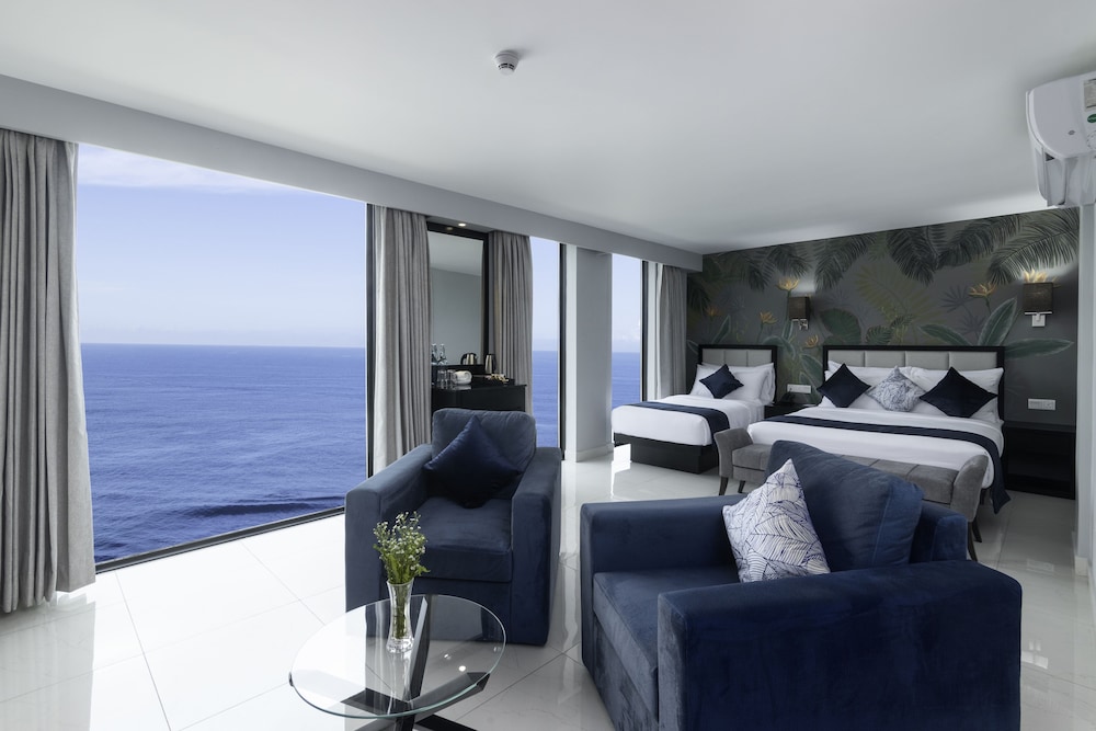 Signature Family Sea Front - Photo 1