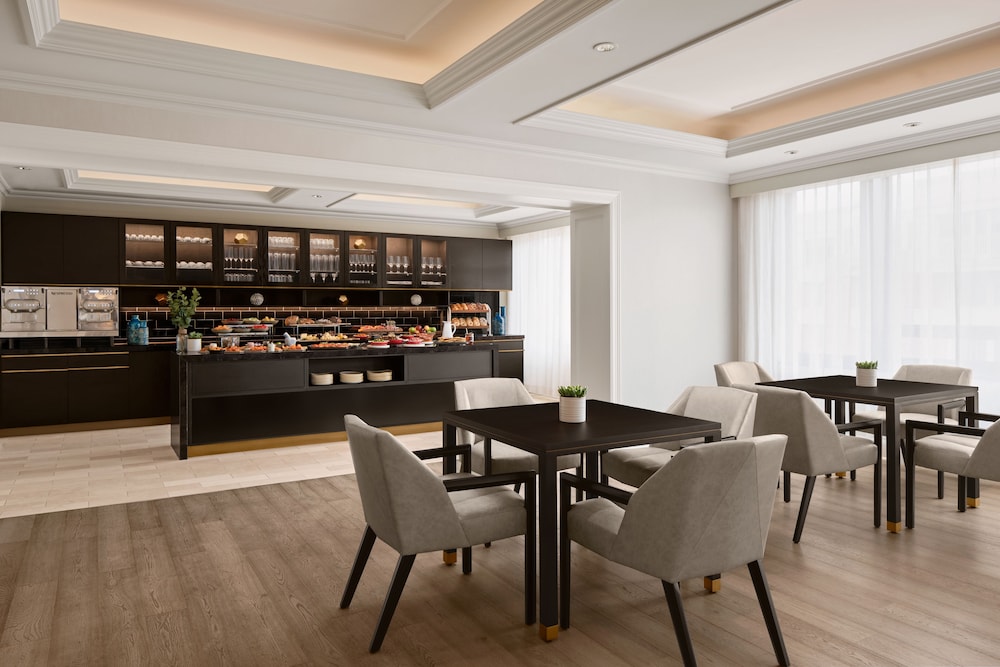 Fairmont Gold Room, 1 King Bed, Non Smoking, Executive Level thumbnail 6