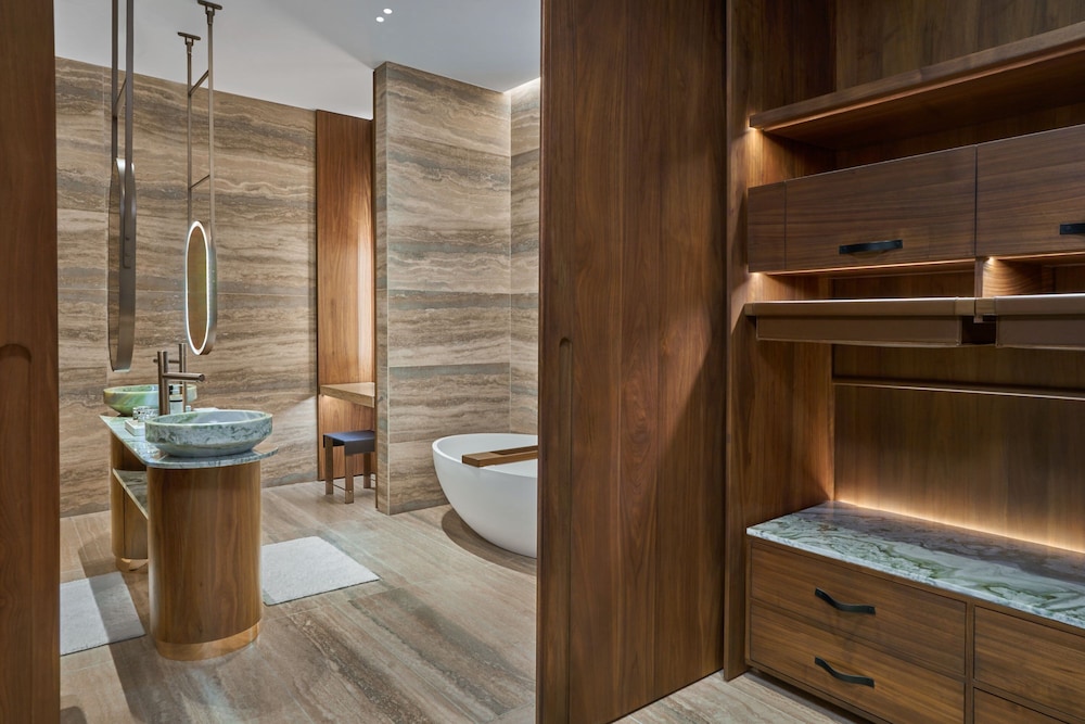 Suite, 1 King Bed, Ocean View (Corner)