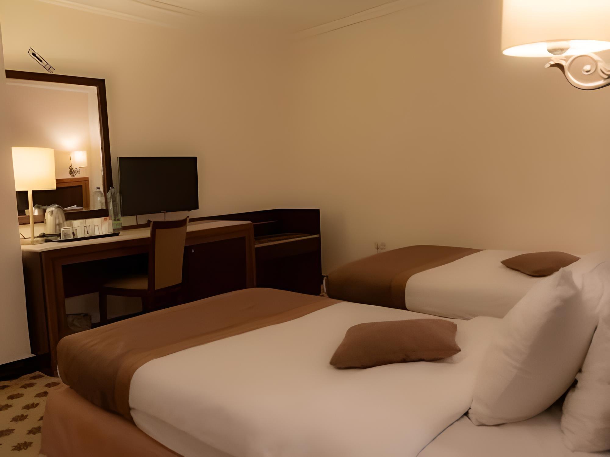 Standard Double or Twin Room - Photo 4