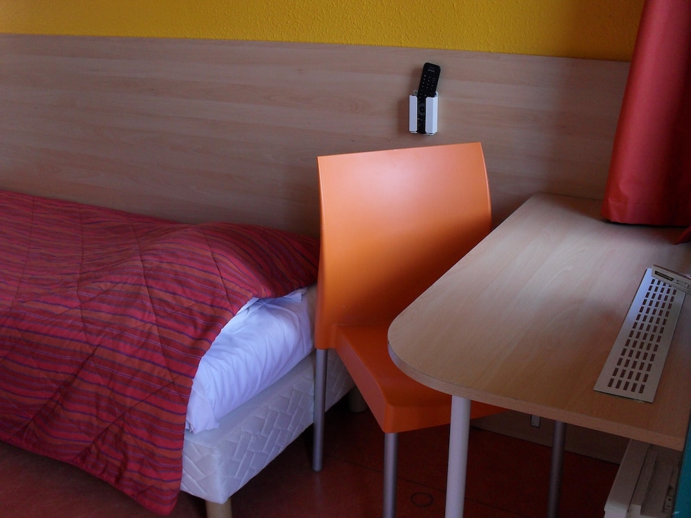 Standard Room, Multiple Beds (1 Double and 1 Single bed) - Photo 3