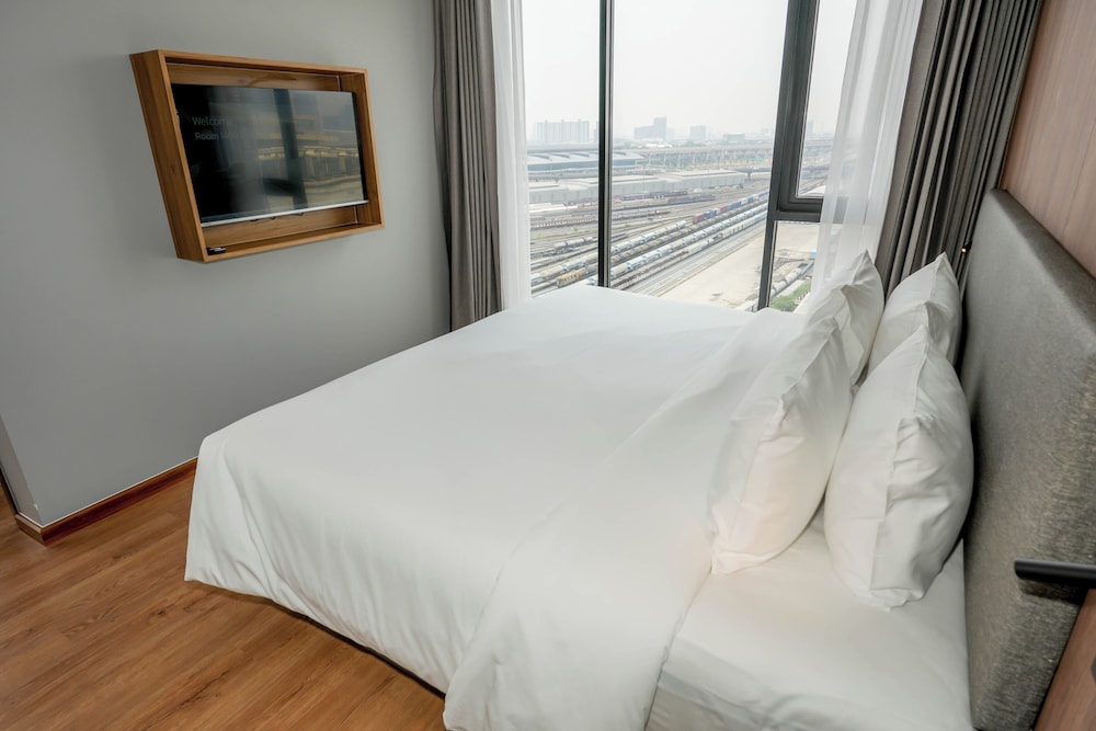 Junior Suite, 1 King Bed, Non Smoking, City View photo 3