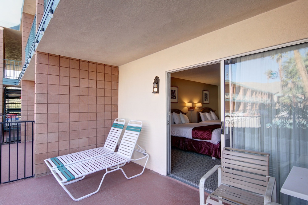 Double Room, 2 Queen Beds, Refrigerator & Microwave, Poolside - Photo 2