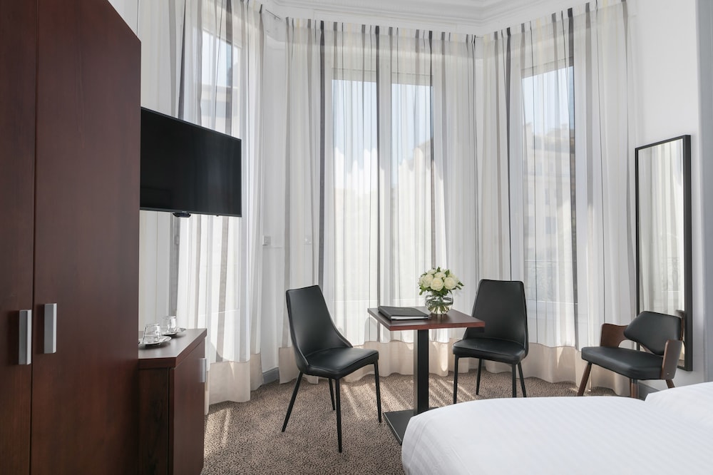Deluxe Room, 1 King Bed, Non Smoking (Larger Room) - Photo 12