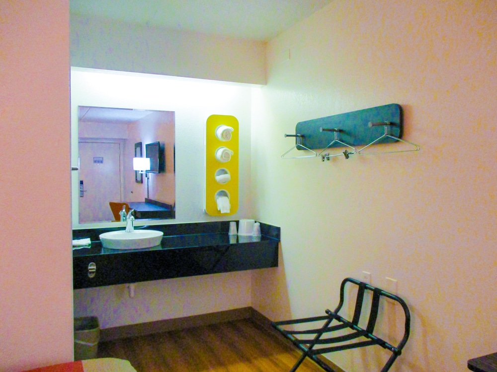 Standard Room, 2 Double Beds, Non Smoking - Photo 11