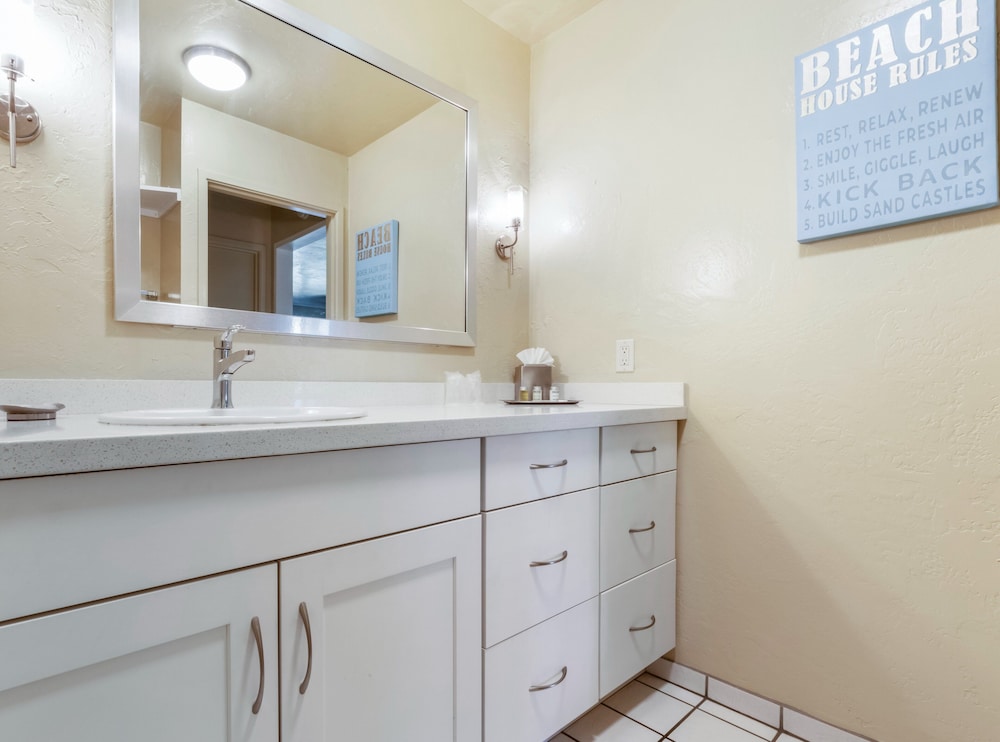 Suite, 1 Bedroom, Kitchen, Pool View (1 King Bed with Sofa Bed) - Photo 6