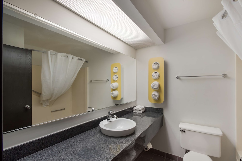 Deluxe Suite, 1 King Bed, Non Smoking, Hot Tub - Photo 4