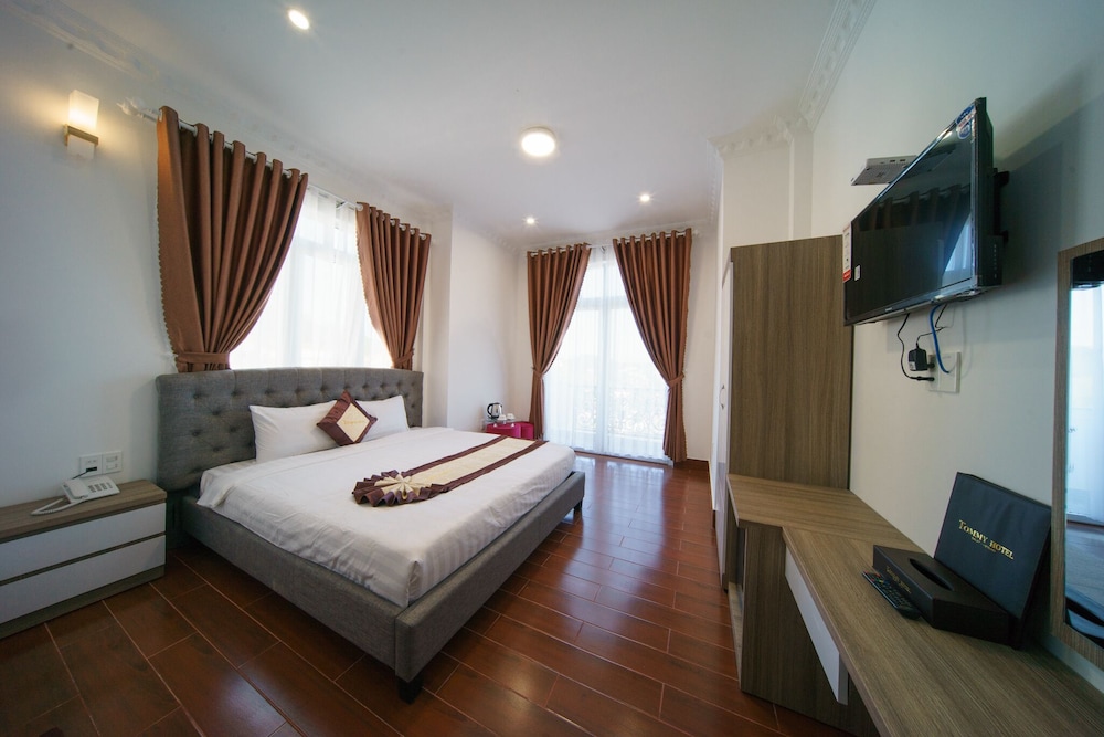 Deluxe Room with Balcony - Photo 8