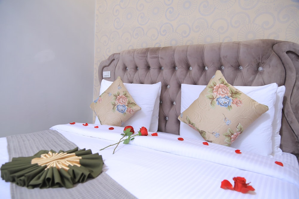 Suite, Multiple Beds, Non Smoking (2 Queen Beds and Sleeper Sofa) - Photo 6
