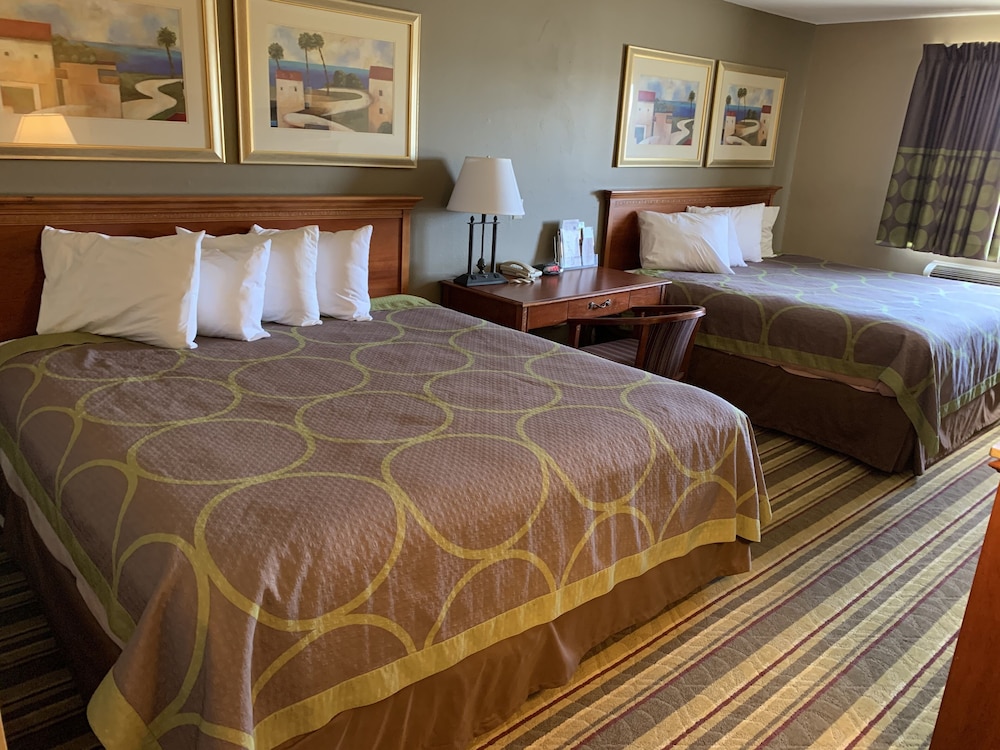 Standard Room, Multiple Beds, Non Smoking - Photo 2