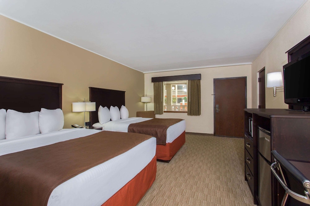 Room, 2 Queen Beds, Non Smoking, Poolside - Photo 1