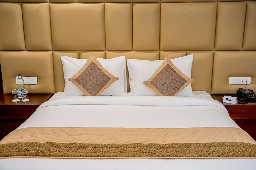 Premium Room, 1 King Bed, Non Smoking, Mountain View - Photo 12