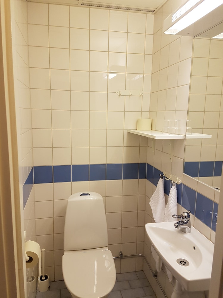 Twin Room (Private WC, Shared Shower) photo 2