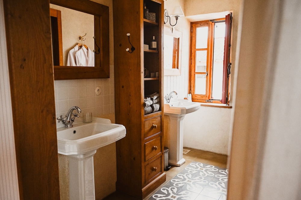 Double Room, Private Bathroom, Mountain View (Chambre Ocre) photo 2