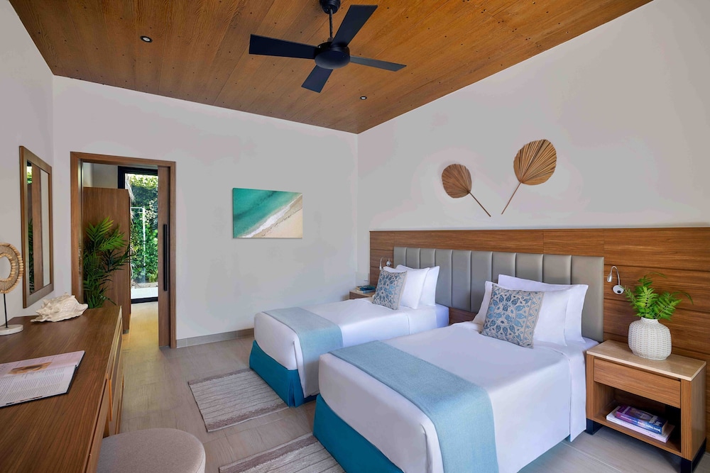 Beach Pool King or Twin Room photo 2