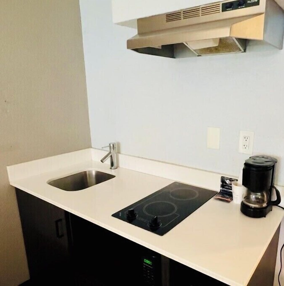 Standard Room, 1 King Bed, Non Smoking, Refrigerator & Microwave - Photo 3
