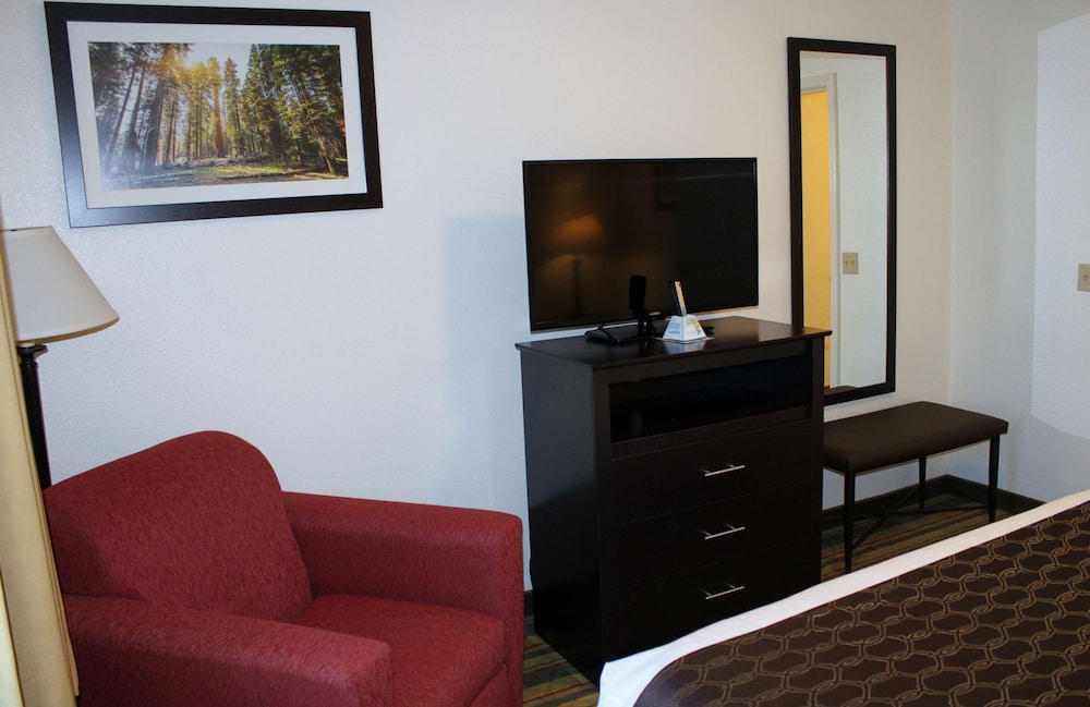 Business Suite, 1 Queen Bed, Non Smoking, Refrigerator & Microwave - Photo 3