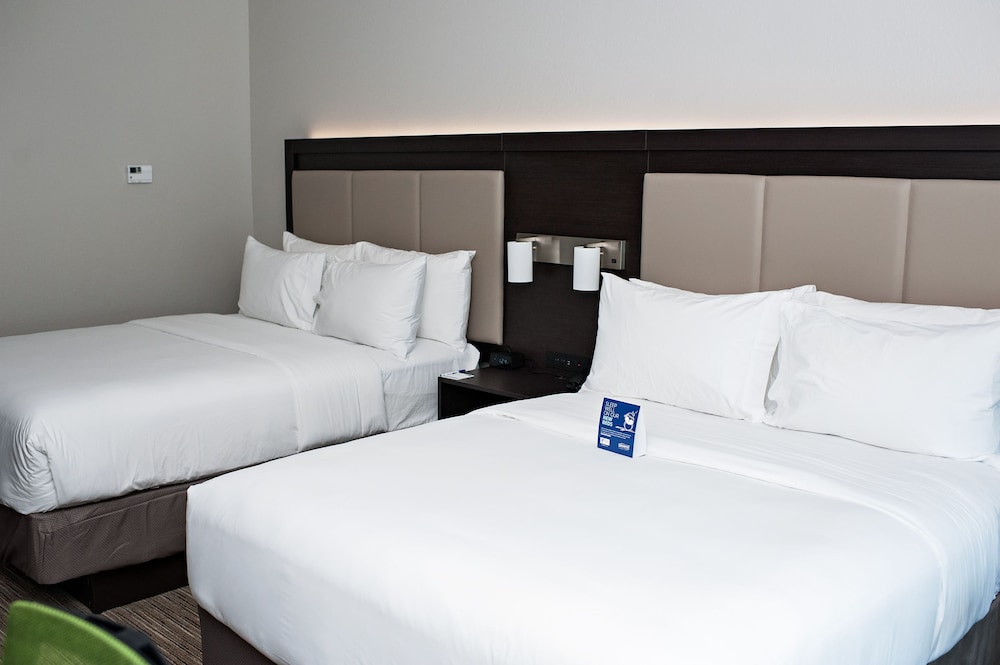 Suite, 2 Queen Beds, Accessible (Communications) photo 2