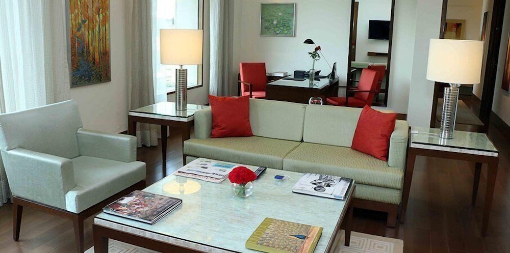 Luxury Suite - Photo 8