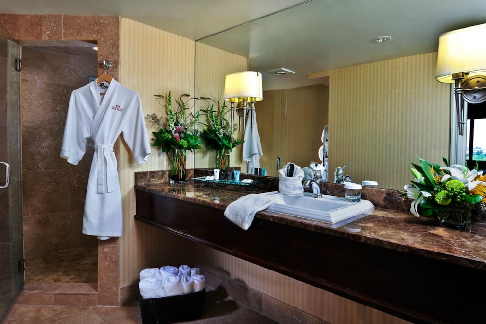 Suite, 1 King Bed (Columbia)