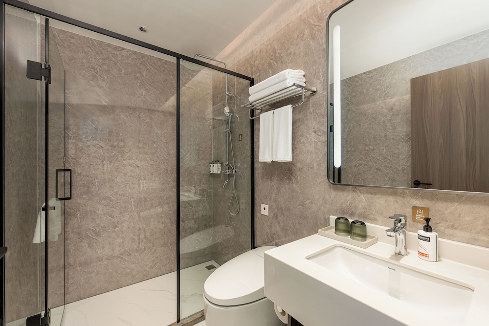 1 King Suite photo 2