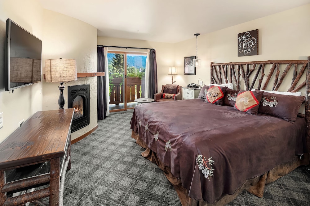 Deluxe Room, Balcony (Fireplace & Village View)
