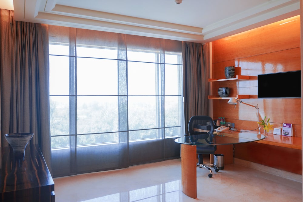Suite, 1 King Bed, Smoking, Club Lounge Access (Pool View)