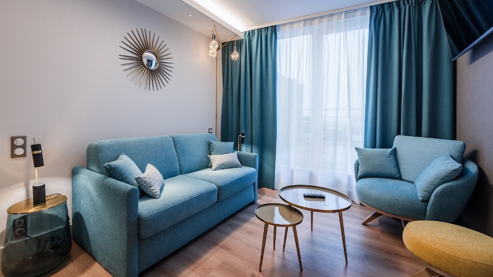 Suite, 1 King Bed with Sofa bed thumbnail 5