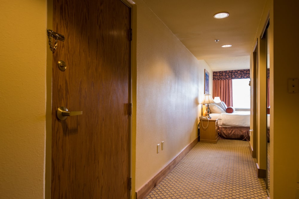 Standard King Room - Photo 7