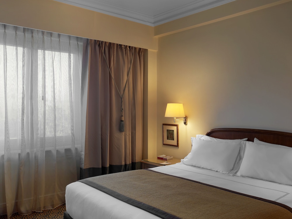 Junior Suite, 1 King Bed, Smoking, Balcony - Photo 7