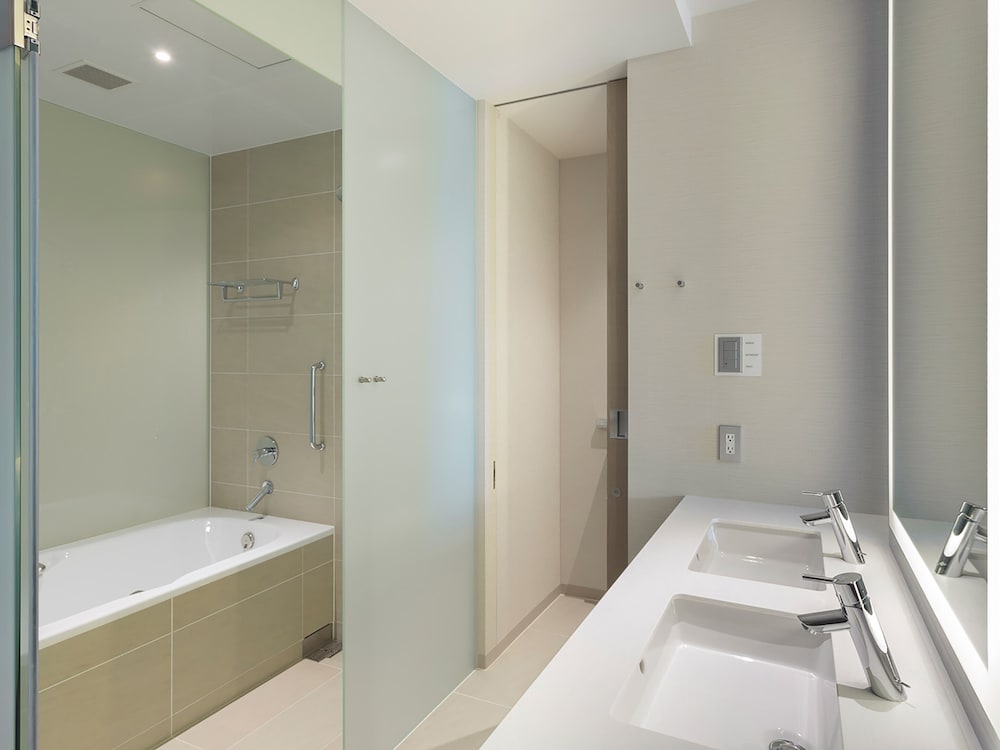 Deluxe Triple Room, Non Smoking thumbnail 6
