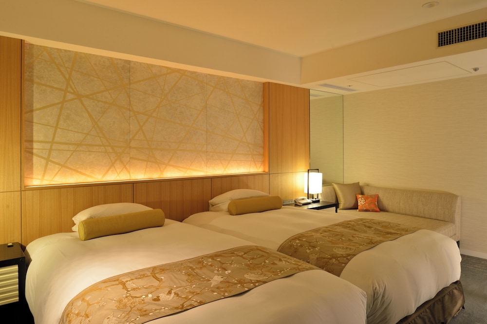 Executive Royal Suite (gym access, shuttle bus from Kyoto St) photo 2