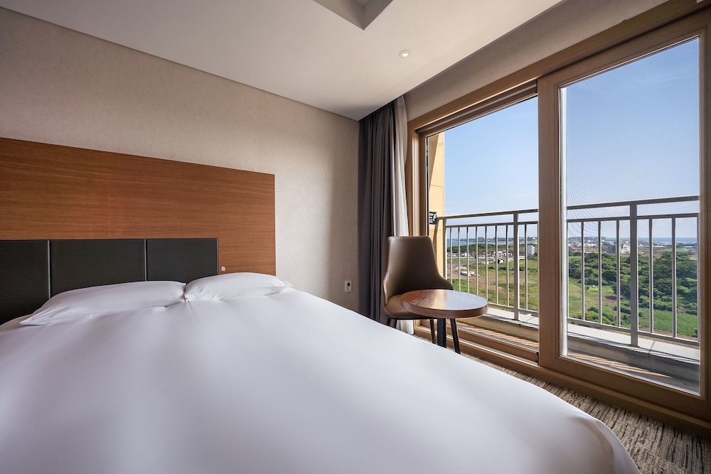 Deluxe Family Room City View (1 Double Bed + 1 Single Bed)