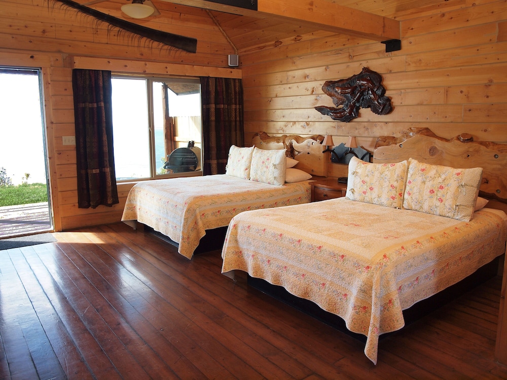 Comfort Cabin, 2 Queen Beds, Refrigerator & Microwave, Ocean View photo 2