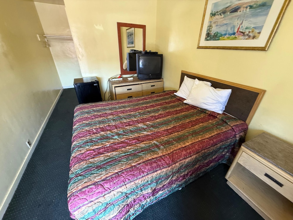 Room, 1 Queen Bed, Non Smoking, Kitchenette
