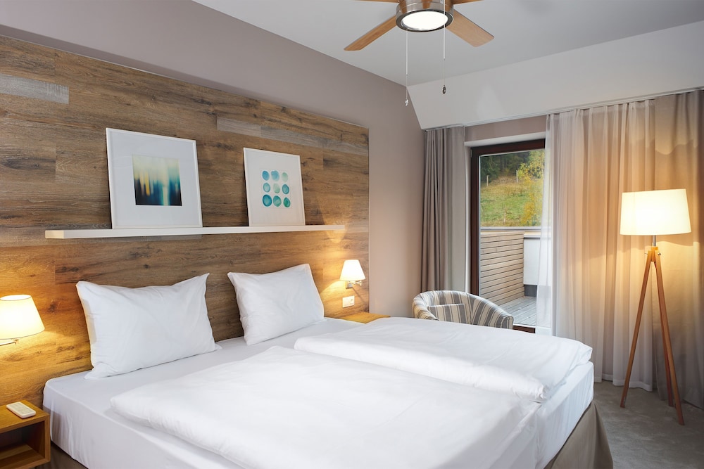 Superior Double Room, 1 King Bed, Balcony (1st floor) thumbnail 5