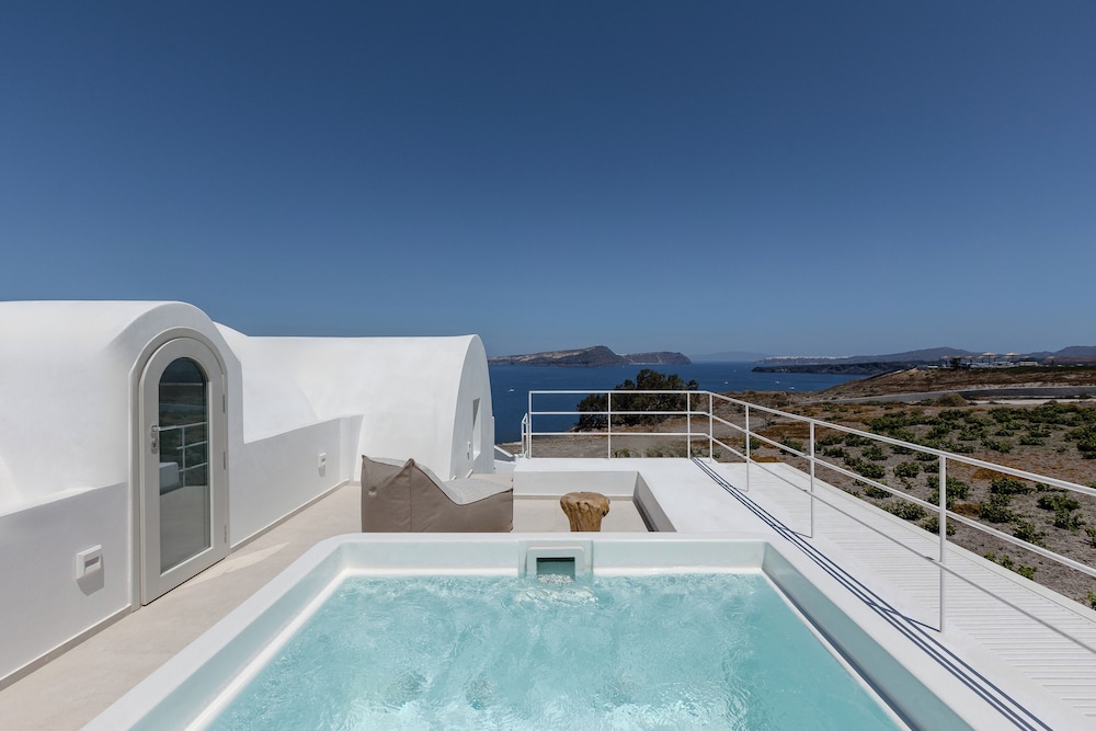 Elegant Suite with Private Infinity Pool & Heated Outdoor Jetted Tub - Caldera View - Photo 32