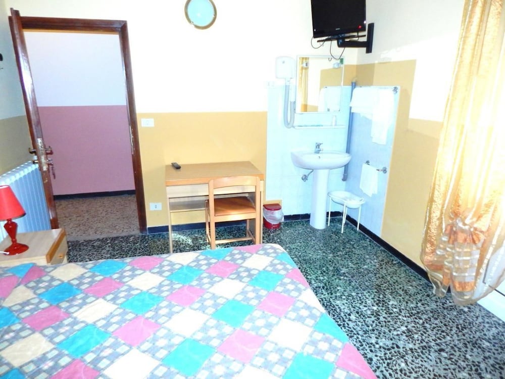 Double Room, Shared Bathroom photo 1
