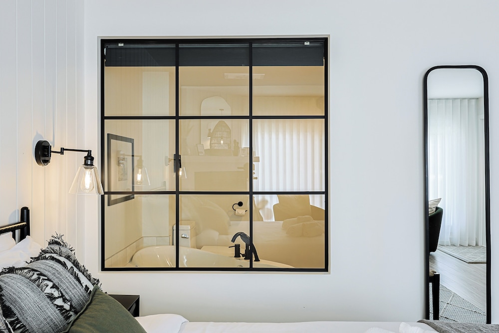 Design Studio, 1 Queen Bed with Sofa bed, Kitchen, Lake View photo 2