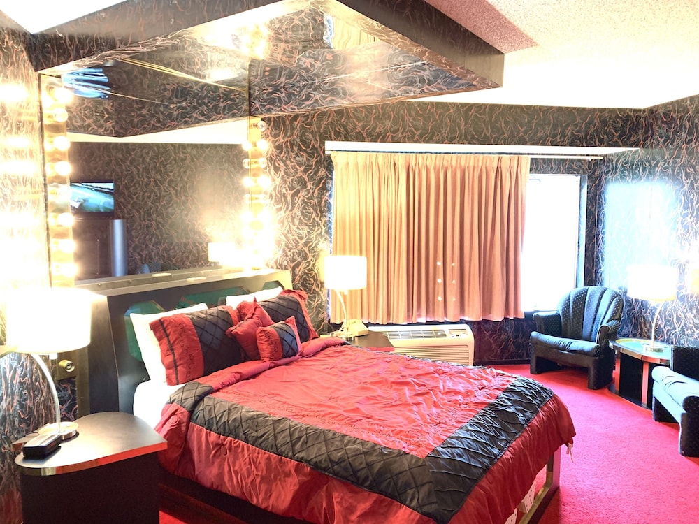 Casino Royale, 1 Queen Bed (2nd Floor Only)