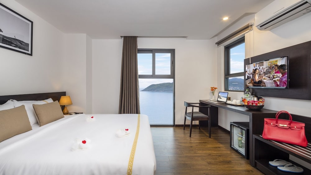 Deluxe Double Room, Beach View photo 3