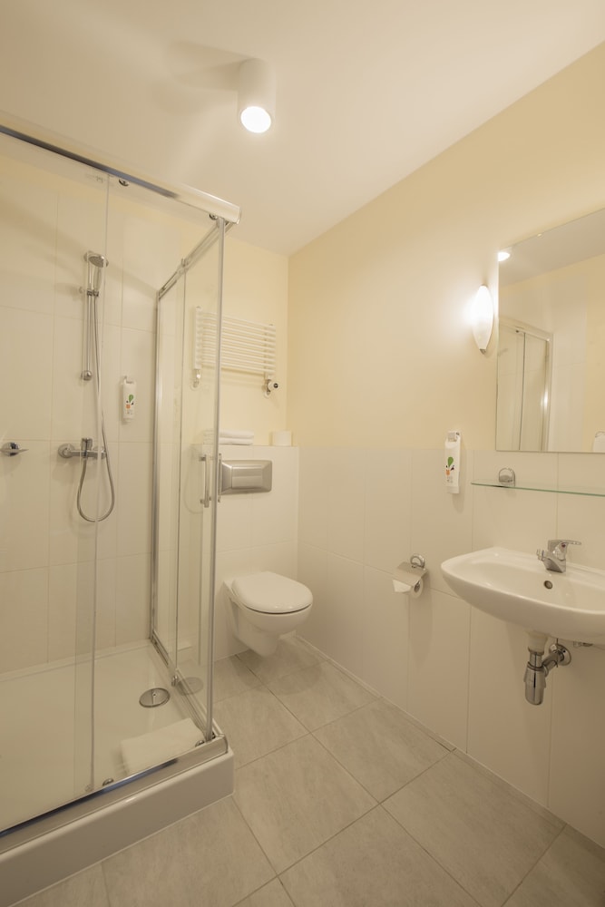 Standard Room, Multiple Beds - Photo 3