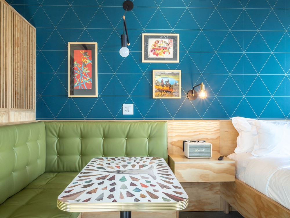 Room, Corner - Photo 4