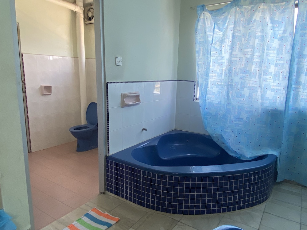 Family Room, Private Bathroom photo 3